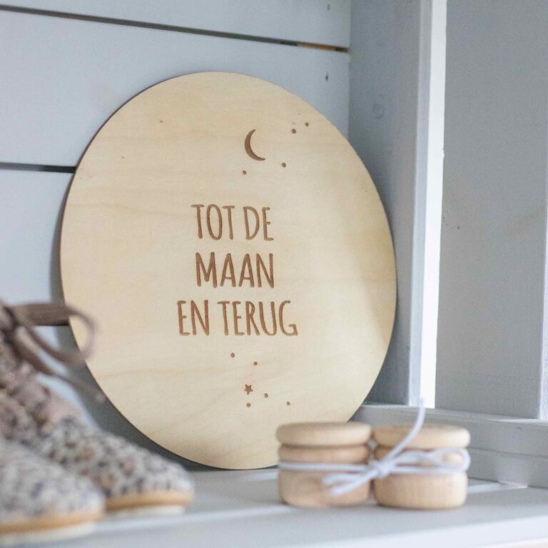Houten muurcircel tot de maan en terug