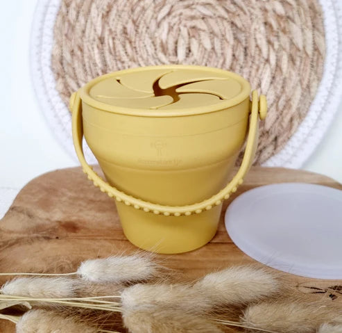 Siliconen opvouwbare snack cup met deksel Okergeel