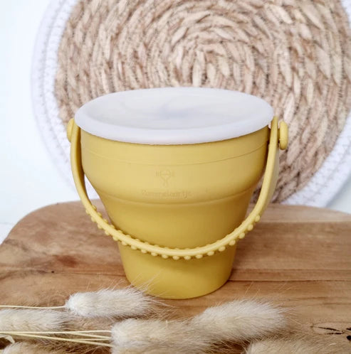 Siliconen opvouwbare snack cup met deksel Okergeel
